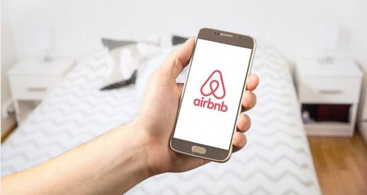 Κομισιόν: Συμφωνία με Airbnb και Tripadvisor | Θα δημοσιεύουν δεδομένα για τα τουριστικά καταλύματα