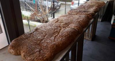 Καθαρά Δευτέρα: Καμαρώνει δίπλα στη γιγάντια λαγάνα (photos)