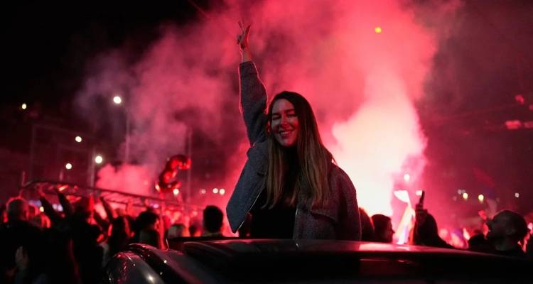&Tau;&iota; &epsilon;ί&nu;&alpha;&iota; &tau;&omicron; &kappa;ό&mu;&mu;&alpha; &Phi;&omicron;&iota;&tau;&eta;&tau;&iota;&kappa;ή &Lambda;ί&sigma;&tau;&alpha; &pi;&omicron;&upsilon; &kappa;έ&rho;&delta;&iota;&sigma;&epsilon; &tau;&omicron;&nu; &Beta;&omicron;ύ&tau;&sigma;&iota;&tau;&sigmaf; &sigma;&tau;&iota;&sigmaf; &epsilon;&kappa;&lambda;&omicron;&gamma;έ&sigmaf; &sigma;&tau;&eta; &Sigma;&epsilon;&rho;&beta;ί&alpha; | &Eta; &epsilon;&pi;ό&mu;&epsilon;&nu;&eta; &mu;έ&rho;&alpha;, &pi;&omicron;&iota;&omicron;&iota; &theta;&alpha; &alpha;&nu;&alpha;&lambda;ά&beta;&omicron;&upsilon;&nu; &tau;&eta;&nu; &epsilon;&xi;&omicron;&upsilon;&sigma;ί&alpha;