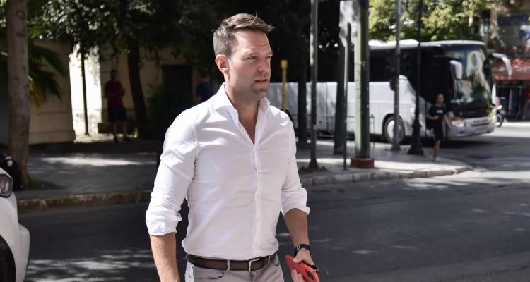 &Sigma;&Upsilon;&Rho;&Iota;&Zeta;&Alpha;: &Gamma;&iota;&alpha;&tau;ί &omicron; &Kappa;&alpha;&sigma;&sigma;&epsilon;&lambda;ά&kappa;&eta;&sigmaf; &delta;&epsilon;&nu; &delta;&iota;έ&gamma;&rho;&alpha;&psi;&epsilon; &tau;&omicron;&nu; &Phi;ί&lambda;&eta; -&Tau;&iota; &sigma;&chi;&epsilon;&delta;&iota;ά&zeta;&omicron;&upsilon;&nu; &omicron;&iota; &laquo;53&raquo; &kappa;&alpha;&iota; &eta; &Alpha;&chi;&tau;&sigma;&iota;ό&gamma;&lambda;&omicron;&upsilon;