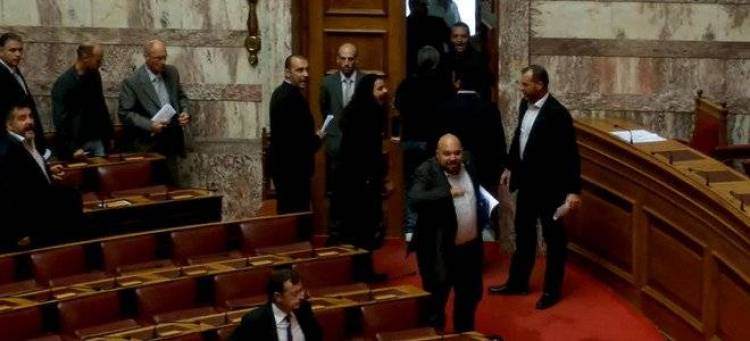 Πως επηρεάζουν οι συλλήψεις βουλευτών της Χρυσής Αυγής την πιθανότητα εκλογών