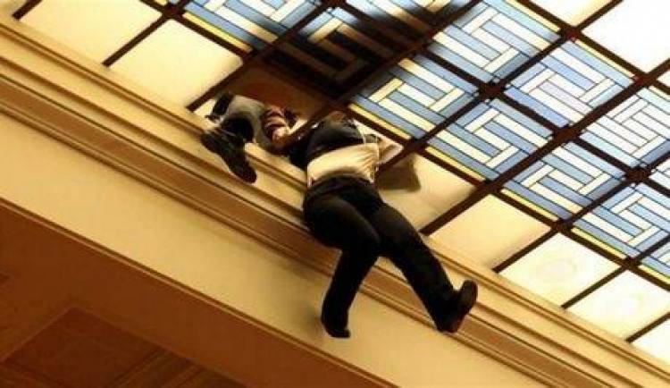 Ατύχημα στη Βουλή: Υπάλληλος αιωρήθηκε στο κενό