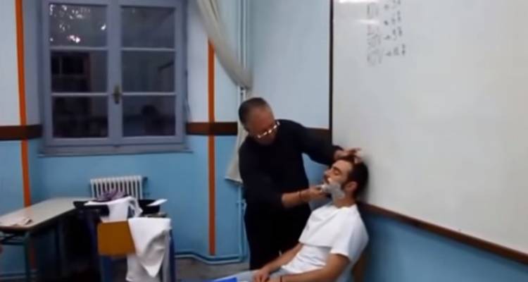 &Omicron; &Lambda;&eta;&mu;&nu;&iota;ό&sigmaf; &kappa;&omicron;&upsilon;&rho;έ&alpha;&sigmaf; &Gamma;&iota;ώ&rho;&gamma;&omicron;&sigmaf; &Mu;&pi;&alpha;&lambda;ά&mu;&pi;&omicron;&sigmaf; &delta;ί&nu;&epsilon;&iota; &tau;&alpha; &phi;ώ&tau;&alpha; &tau;&omicron;&upsilon; &sigma;&tau;&omicron;&upsilon;&sigmaf; &sigma;&pi;&omicron;&upsilon;&delta;&alpha;&sigma;&tau;έ&sigmaf; &tau;&omicron;&upsilon; &Iota;&Epsilon;&Kappa; &Lambda;ή&mu;&nu;&omicron;&upsilon; (video)