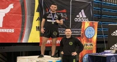 &Lambda;ή&mu;&nu;&omicron;&sigmaf;: 1&eta; &theta;έ&sigma;&eta; &sigma;&tau;&omicron; &pi;&alpha;&nu;&epsilon;&lambda;&lambda;ή&nu;&iota;&omicron; &pi;&rho;&omega;&tau;ά&theta;&lambda;&eta;&mu;&alpha; kick boxing