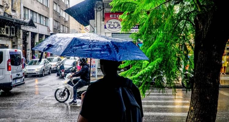 Βροχερό το σκηνικό του καιρού και σήμερα, πέφτει από αύριο η θερμοκρασία | Πώς θα κάνουμε Πρωτομαγιά