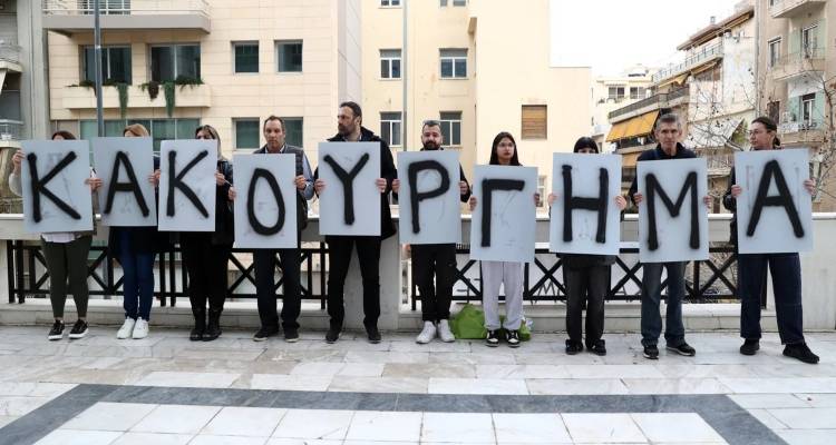 &Mu;&epsilon; &pi;&lambda;&alpha;&kappa;ά&tau; &omicron;&iota; &sigma;&upsilon;&gamma;&gamma;&epsilon;&nu;&epsilon;ί&sigmaf; &tau;&omega;&nu; 104 &nu;&epsilon;&kappa;&rho;ώ&nu; &sigma;&tau;&omicron; &Mu;ά&tau;&iota;, έ&xi;&omega; &alpha;&pi;ό &tau;&omicron; &Epsilon;&phi;&epsilon;&tau;&epsilon;ί&omicron;, &epsilon;&nu;ό&psi;&epsilon;&iota; &tau;&eta;&sigmaf; &epsilon;&iota;&sigma;&alpha;&gamma;&gamma;&epsilon;&lambda;&iota;&kappa;ή&sigmaf; &alpha;&gamma;ό&rho;&epsilon;&upsilon;&sigma;&eta;&sigmaf;