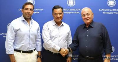 &Mu;&pi;&omicron;ύ&mu;&pi;&omicron;&upsilon;&rho;&alpha;&sigmaf; &sigma;&tau;&omicron;&nu; &Gamma;&epsilon;&omega;&rho;&gamma;&iota;ά&delta;&eta;: &laquo;&Kappa;ά&nu;&omicron;&upsilon;&mu;&epsilon; &kappa;ά&tau;&iota; &gamma;&iota;&alpha; &tau;&eta;&nu; &pi;&alpha;&tau;&rho;ί&delta;&alpha; &mu;&alpha;&sigmaf;&raquo; | &Tau;&rho;ί&alpha; &chi;&rho;ό&nu;&iota;&alpha; &alpha;&epsilon;&rho;&omicron;&delta;&iota;&alpha;&kappa;&omicron;&mu;&iota;&delta;έ&sigmaf; &sigma;&tau;&eta; &Lambda;ή&mu;&nu;&omicron;