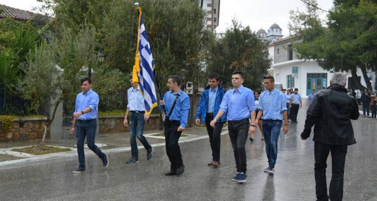 28η Οκτωβρίου: Υπό βροχή η παρέλαση στο Μούδρο (photos)