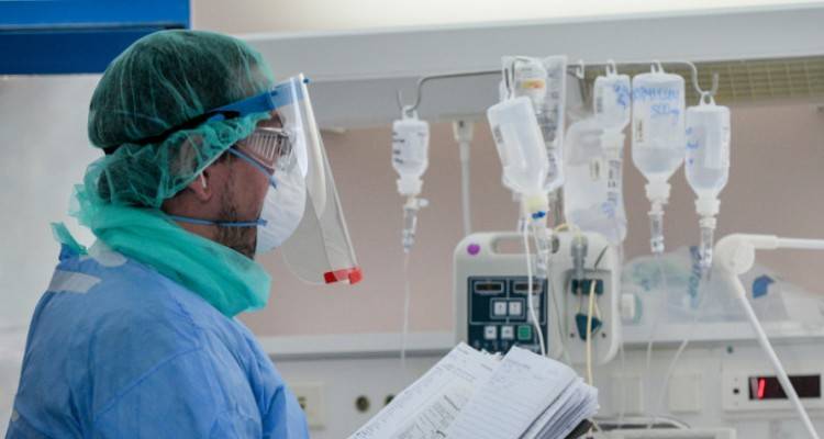 &Kappa;&omicron;&rho;&omega;&nu;&omicron;ϊό&sigmaf;: &Pi;ί&epsilon;&sigma;&eta; &sigma;&tau;&alpha; &nu;&omicron;&sigma;&omicron;&kappa;&omicron;&mu;&epsilon;ί&alpha;, &alpha;&upsilon;&xi;ά&nu;&omicron;&nu;&tau;&alpha;&iota; &omicron;&iota; &delta;&iota;&alpha;&sigma;&omega;&lambda;&eta;&nu;&omega;&mu;έ&nu;&omicron;&iota; | &Pi;ό&sigma;&epsilon;&sigmaf; &kappa;&lambda;ί&nu;&epsilon;&sigmaf; Covid &epsilon;ί&nu;&alpha;&iota; &delta;&iota;&alpha;&theta;έ&sigma;&iota;&mu;&epsilon;&sigmaf;