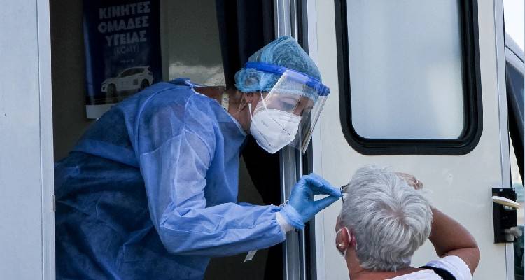 &Kappa;&omicron;&rho;&omega;&nu;&omicron;ϊό&sigmaf;: &Sigma;&tau;&alpha; 10.005 &tau;&alpha; &nu;έ&alpha; &kappa;&rho;&omicron;ύ&sigma;&mu;&alpha;&tau;&alpha;, 46 &theta;ά&nu;&alpha;&tau;&omicron;&iota;, 298 &omicron;&iota; &delta;&iota;&alpha;&sigma;&omega;&lambda;&eta;&nu;&omega;&mu;έ&nu;&omicron;&iota;