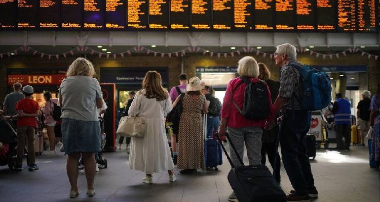 &Beta;&rho;&epsilon;&tau;&alpha;&nu;ί&alpha;: H &mu;&epsilon;&gamma;&alpha;&lambda;ύ&tau;&epsilon;&rho;&eta; &alpha;&pi;&epsilon;&rho;&gamma;ί&alpha; &tau;&omega;&nu; &sigma;&iota;&delta;&eta;&rho;&omicron;&delta;&rho;&omicron;&mu;&iota;&kappa;ώ&nu; &epsilon;&delta;ώ &kappa;&alpha;&iota; 30 &chi;&rho;ό&nu;&iota;&alpha;