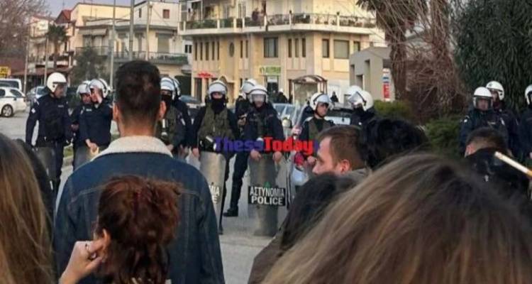 &Kappa;&omicron;&mu;&omicron;&tau;&eta;&nu;ή: &Epsilon;&pi;έ&mu;&beta;&alpha;&sigma;&eta; &tau;&eta;&sigmaf; &Alpha;&sigma;&tau;&upsilon;&nu;&omicron;&mu;ί&alpha;&sigmaf; &sigma;&tau;&omicron; &Delta;&eta;&mu;&omicron;&kappa;&rho;ί&tau;&epsilon;&iota;&omicron; &lambda;ό&gamma;&omega; &kappa;&alpha;&tau;ά&lambda;&eta;&psi;&eta;&sigmaf; &sigma;&tau;&eta; &Nu;&omicron;&mu;&iota;&kappa;ή | &Tau;&omicron;&upsilon;&lambda;ά&chi;&iota;&sigma;&tau;&omicron;&nu; 18 &pi;&rho;&omicron;&sigma;&alpha;&gamma;&omega;&gamma;έ&sigmaf;