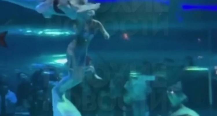 Βίντεο-σοκ: Τεράστιο ψάρι επιτέθηκε σε «γοργόνα» σε ενυδρείο της Κίνας