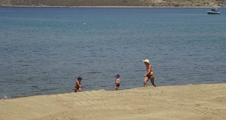 Πως αντιμετώπισαν οι κάτοικοι της Μύρινας την πρώτη μέρα καύσωνα (photos + mp3)