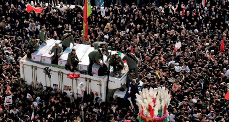 Ιράν: Η σορός του Σουλεϊμανί έφτασε στο Κερμάν για την ταφή του -Θρήνος στους δρόμους, 24ωρη αργία στην πόλη