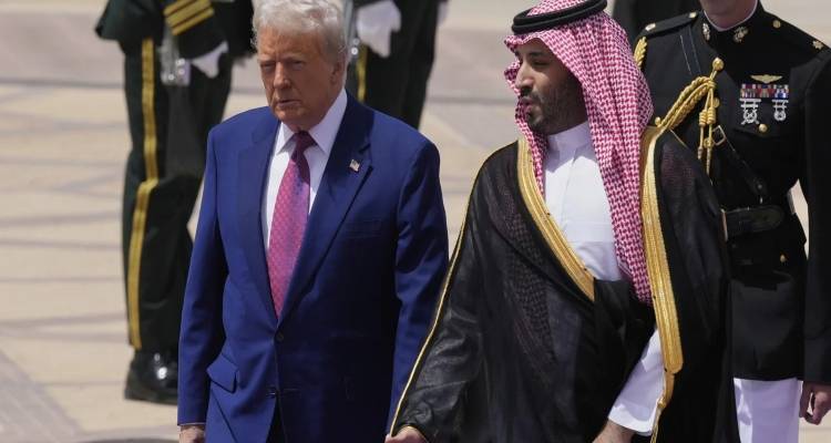 Ο Τραμπ ξεκίνησε την επίσκεψή του σε χώρες του Κόλπου επιδιώκοντας να συνάψει μεγάλες οικονομικές συμφωνίες