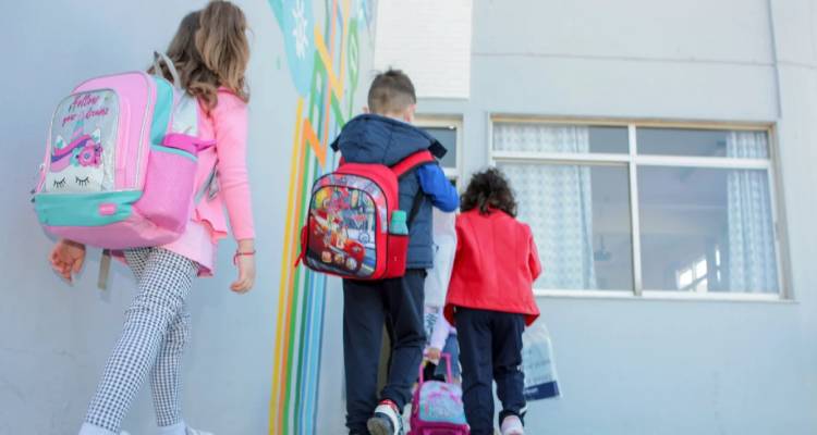 &Sigma;ά&lambda;&omicron;&sigmaf; &sigma;&epsilon; &sigma;&chi;&omicron;&lambda;&epsilon;ί&omicron; &tau;&eta;&sigmaf; &Alpha;&theta;ή&nu;&alpha;&sigmaf;: &Kappa;&alpha;&tau;&alpha;&gamma;&gamma;έ&lambda;&lambda;&omicron;&upsilon;&nu; ό&tau;&iota; &delta;&alpha;&sigma;&kappa;ά&lambda;&alpha; έ&beta;&alpha;&lambda;&epsilon; &epsilon;&rho;&omega;&tau;&iota;&kappa;ή &tau;&alpha;&iota;&nu;ί&alpha; &mu;&epsilon;&tau;&alpha;&xi;ύ &alpha;&gamma;&omicron;&rho;&iota;ώ&nu; &sigma;&epsilon; 10&chi;&rho;&omicron;&nu;&omicron;&upsilon;&sigmaf; &mu;&alpha;&theta;&eta;&tau;έ&sigmaf;