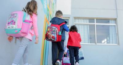 &Sigma;ά&lambda;&omicron;&sigmaf; &sigma;&epsilon; &sigma;&chi;&omicron;&lambda;&epsilon;ί&omicron; &tau;&eta;&sigmaf; &Alpha;&theta;ή&nu;&alpha;&sigmaf;: &Kappa;&alpha;&tau;&alpha;&gamma;&gamma;έ&lambda;&lambda;&omicron;&upsilon;&nu; ό&tau;&iota; &delta;&alpha;&sigma;&kappa;ά&lambda;&alpha; έ&beta;&alpha;&lambda;&epsilon; &epsilon;&rho;&omega;&tau;&iota;&kappa;ή &tau;&alpha;&iota;&nu;ί&alpha; &mu;&epsilon;&tau;&alpha;&xi;ύ &alpha;&gamma;&omicron;&rho;&iota;ώ&nu; &sigma;&epsilon; 10&chi;&rho;&omicron;&nu;&omicron;&upsilon;&sigmaf; &mu;&alpha;&theta;&eta;&tau;έ&sigmaf;