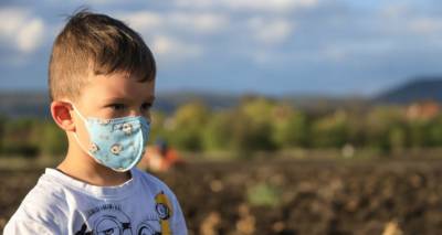 &Kappa;&omicron;&rho;&omega;&nu;&omicron;ϊό&sigmaf;: &Omicron;&delta;&eta;&gamma;ί&epsilon;&sigmaf; &gamma;&iota;&alpha; &tau;&eta; &mu;ά&sigma;&kappa;&alpha; &alpha;&pi;ό &tau;&eta;&nu; &Epsilon;&lambda;&lambda;&eta;&nu;&iota;&kappa;ή &Pi;&alpha;&iota;&delta;&iota;&alpha;&tau;&rho;&iota;&kappa;ή &Epsilon;&tau;&alpha;&iota;&rho;&epsilon;ί&alpha;