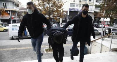 &Theta;&epsilon;&sigma;&sigma;&alpha;&lambda;&omicron;&nu;ί&kappa;&eta;: &laquo;&Omicron; &upsilon;&pi;ά&lambda;&lambda;&eta;&lambda;&omicron;&sigmaf; &tau;&omicron;&upsilon; &psi;&iota;&lambda;&iota;&kappa;&alpha;&tau;&zeta;ί&delta;&iota;&kappa;&omicron;&upsilon; &pi;&rho;&omicron;&sigma;&pi;ά&theta;&eta;&sigma;&epsilon; &nu;&alpha; &tau;&omicron;&nu; &pi;&iota;ά&sigma;&epsilon;&iota; &alpha;&pi;ό &tau;&omicron; &pi;ό&delta;&iota; &kappa;&alpha;&iota; &tau;&omicron;&nu; &pi;&upsilon;&rho;&omicron;&beta;ό&lambda;&eta;&sigma;&epsilon;&raquo; | &Tau;&iota; &kappa;&alpha;&tau;έ&theta;&epsilon;&sigma;&epsilon; &omicron; &phi;&epsilon;&rho;ό&mu;&epsilon;&nu;&omicron;&sigmaf; &omega;&sigmaf; &sigma;&upsilon;&nu;&epsilon;&rho;&gamma;ό&sigmaf;