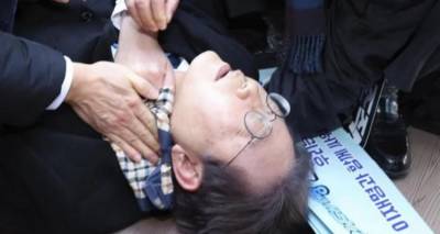 Σοκ στη Νότια Κορέα: Μαχαίρωσαν στον λαιμό τον ηγέτη της αντιπολίτευσης ενώ έκανε δηλώσεις