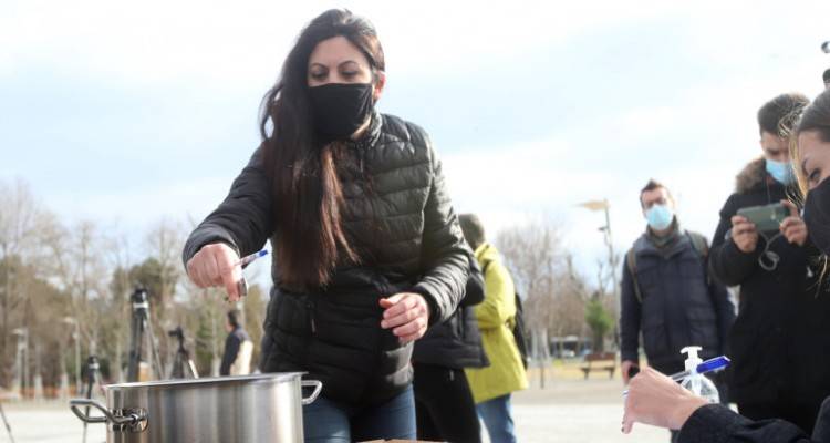 &Delta;&iota;&alpha;&mu;&alpha;&rho;&tau;&upsilon;&rho;ί&alpha; &alpha;&pi;ό &epsilon;&pi;&iota;&chi;&epsilon;&iota;&rho;&eta;&mu;&alpha;&tau;ί&epsilon;&sigmaf; &tau;&eta;&sigmaf; &epsilon;&sigma;&tau;ί&alpha;&sigma;&eta;&sigmaf;: &Sigma;&upsilon;&gamma;&kappa;&epsilon;&nu;&tau;&rho;ώ&nu;&omicron;&upsilon;&nu; &tau;&alpha; &kappa;&lambda;&epsilon;&delta;&iota;ά &tau;&omega;&nu; &kappa;&alpha;&tau;&alpha;&sigma;&tau;&eta;&mu;ά&tau;&omega;&nu; &tau;&omicron;&upsilon;&sigmaf; &gamma;&iota;&alpha; &nu;&alpha; &tau;&alpha; &pi;&alpha;&rho;&alpha;&delta;ώ&sigma;&omicron;&upsilon;&nu; &sigma;&tau;&omicron; &Mu;&alpha;&xi;ί&mu;&omicron;&upsilon;