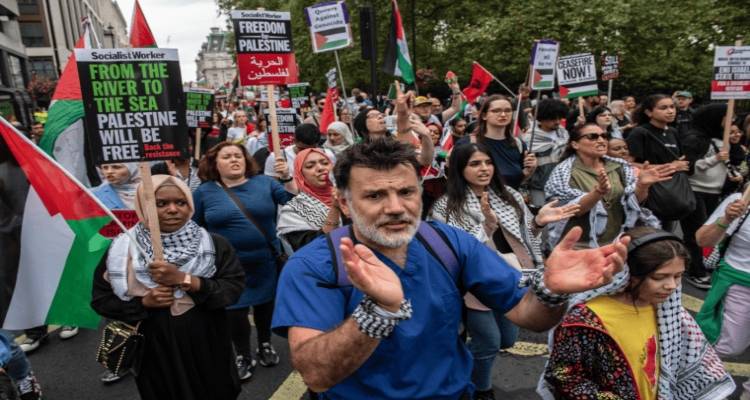 Χιλιάδες στους δρόμους του Λονδίνου: Κάλεσμα για κατάπαυση του πυρός και δικαιοσύνη για την Παλαιστίνη