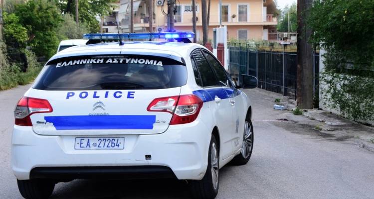 &Sigma;έ&rho;&rho;&epsilon;&sigmaf;: &Mu;&upsilon;&sigma;&tau;ή&rho;&iota;&omicron; &gamma;ύ&rho;&omega; &alpha;&pi;ό &tau;&omicron;&nu; &theta;ά&nu;&alpha;&tau;&omicron; 68&chi;&rho;&omicron;&nu;&omicron;&upsilon; &pi;&omicron;&upsilon; &epsilon;&nu;&tau;&omicron;&pi;ί&sigma;&tau;&eta;&kappa;&epsilon; &nu;&epsilon;&kappa;&rho;ό&sigmaf; &sigma;&tau;&omicron; &sigma;&pi;ί&tau;&iota; &tau;&omicron;&upsilon;, &tau;&iota; &laquo;&epsilon;ί&delta;&epsilon;&raquo; &eta; &iota;&alpha;&tau;&rho;&omicron;&delta;&iota;&kappa;&alpha;&sigma;&tau;ή&sigmaf;
