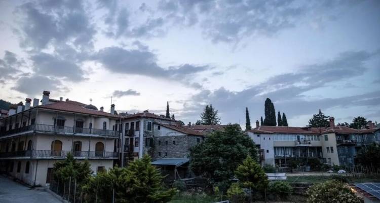 Ά&gamma;&iota;&omicron;&nu; Ό&rho;&omicron;&sigmaf;: &Upsilon;&pi;&epsilon;&rho;&sigma;ύ&gamma;&chi;&rho;&omicron;&nu;&omicron; &xi;&epsilon;&nu;&omicron;&delta;&omicron;&chi;&epsilon;ί&omicron; &mu;&epsilon; &upsilon;&pi;&eta;&rho;&epsilon;&sigma;ί&epsilon;&sigmaf; &mu;&alpha;&sigma;ά&zeta; &kappa;&alpha;&iota; &epsilon;&sigma;&tau;&iota;&alpha;&tau;ό&rho;&iota;&omicron; &sigma;&tau;&iota;&sigmaf; &Kappa;&alpha;&rho;&upsilon;έ&sigmaf;