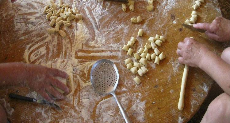 Λάτε τσ’ Αγκαρυωνες να σας φλεψουμ’ μακαρόνες!