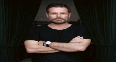 &Sigma;&omicron;&kappa;ά&rho;&epsilon;&iota; &omicron; &Kappa;&omicron;&sigma;&mu;ά&sigmaf; &Kappa;&omicron;&upsilon;&mu;&iota;&alpha;&nu;ό&sigmaf;: &laquo;&Delta;&iota;&alpha;&lambda;ύ&theta;&eta;&kappa;&epsilon; &tau;&omicron; &mu;&iota;&sigma;ό &mu;&omicron;&upsilon; &pi;&rho;ό&sigma;&omega;&pi;&omicron; &alpha;&pi;ό &tau;&omicron; &tau;&rho;&omicron;&chi;&alpha;ί&omicron;&hellip;&raquo;