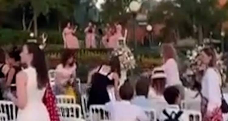 Σοκ: 39χρονος Βρετανός παιδόφιλος διοργάνωσε «γάμο» με 9χρονη Ουκρανή στην Disneyland