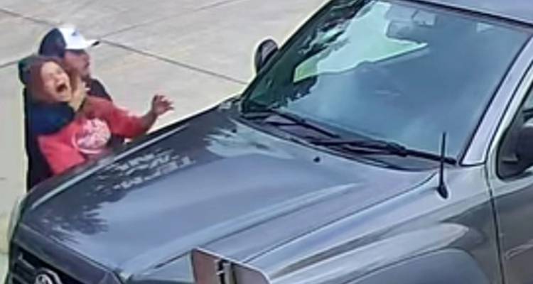 Φλόριντα: Άστεγος επιτέθηκε σε υπάλληλο καταστήματος με τσιγάρα για να την απαγάγει - Δείτε το βίντεο