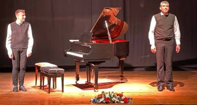 &Tau;&omicron; &pi;&iota;&omicron; &theta;&epsilon;&rho;&mu;ό &chi;&epsilon;&iota;&rho;&omicron;&kappa;&rho;ό&tau;&eta;&mu;&alpha; &sigma;&tau;&omicron; Volvi piano duo   &gamma;&iota;&alpha; &tau;&omicron; &laquo;&Rho;&epsilon;&sigma;&iota;&tau;ά&lambda; &pi;&iota;ά&nu;&omicron;&upsilon; &gamma;&iota;&alpha; 4 &chi;έ&rho;&iota;&alpha;&raquo;