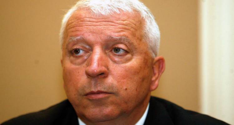 &Kappa;. &Mu;&omicron;&upsilon;&tau;&zeta;&omicron;ύ&rho;&eta;&sigmaf;: &laquo;&Eta; &Pi;&epsilon;&rho;&iota;&phi;έ&rho;&epsilon;&iota;&alpha; &omicron;&phi;&epsilon;ί&lambda;&epsilon;&iota; &nu;&alpha; &pi;&alpha;&rho;έ&mu;&beta;&epsilon;&iota; &sigma;&tau;&omicron; "&pi;ά&gamma;&omega;&mu;&alpha;" &tau;&omega;&nu; &epsilon;&xi;&epsilon;&tau;ά&sigma;&epsilon;&omega;&nu; &omicron;&delta;ή&gamma;&eta;&sigma;&eta;&sigmaf;&raquo;