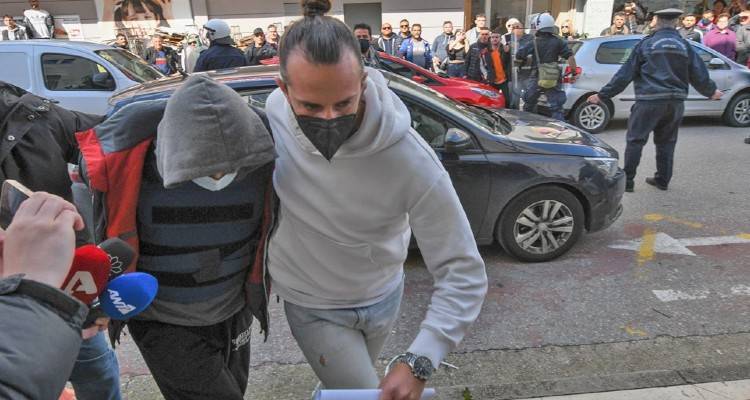 &Tau;&epsilon;&tau;&rho;&alpha;&pi;&lambda;ό &phi;&omicron;&nu;&iota;&kappa;ό &sigma;&tau;&eta;&nu; &Alpha;&nu;&delta;&rho;&alpha;&beta;ί&delta;&alpha;: &Alpha;&pi;&omicron;&lambda;&omicron;&gamma;&epsilon;ί&tau;&alpha;&iota; &tau;&eta;&nu; &Tau;&rho;ί&tau;&eta; &omicron; &delta;&omicron;&lambda;&omicron;&phi;ό&nu;&omicron;&sigmaf;