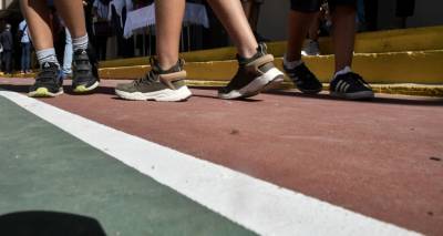 Συνελήφθη 16χρονος με μπαλτά 29 εκ. έξω από σχολείο στην Πετρούπολη