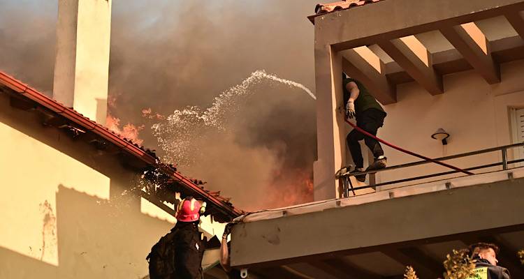 Καίγονται σπίτια σε Κρυονέρι και Δροσοπηγή, ακούγονται εκρήξεις