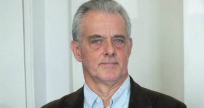 &Sigma;&upsilon;&mu;&pi;&alpha;&rho;ά&tau;&alpha;&xi;&eta; &Pi;&omicron;&lambda;&iota;&tau;ώ&nu;: &laquo;&Kappa;&alpha;&iota; &xi;&alpha;&nu;ά &sigma;&tau;&alpha; ί&delta;&iota;&alpha;... &tau;&eta;&nu; "&epsilon;&nu;ό&sigmaf; &alpha;&nu;&delta;&rho;ό&sigmaf; &alpha;&rho;&chi;ή"; &Tau;&iota; &theta;&alpha; &sigma;&upsilon;&mu;&beta;&epsilon;ί &tau;&epsilon;&lambda;&iota;&kappa;ά &sigma;&tau;&eta;&nu; &Pi;&epsilon;&rho;&iota;&phi;έ&rho;&epsilon;&iota;&alpha; &Beta;. &Alpha;&iota;&gamma;&alpha;ί&omicron;&upsilon;;&raquo;
