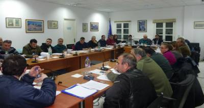 &Tau;&alpha; &epsilon;&nu; &epsilon;&xi;&epsilon;&lambda;ί&xi;&epsilon;&iota; έ&rho;&gamma;&alpha; &tau;&eta;&sigmaf; &Lambda;ή&mu;&nu;&omicron;&upsilon; &sigma;&tau;&omicron; &epsilon;&pi;ί&kappa;&epsilon;&nu;&tau;&rho;&omicron; &tau;&eta;&sigmaf; &chi;&theta;&epsilon;&sigma;&iota;&nu;ή&sigmaf; &sigma;&upsilon;&nu;&epsilon;&delta;&rho;ί&alpha;&sigma;&eta;&sigmaf; &tau;&omicron;&upsilon; &Delta;&eta;&mu;&omicron;&tau;&iota;&kappa;&omicron;ύ &Sigma;&upsilon;&mu;&beta;&omicron;&upsilon;&lambda;ί&omicron;&upsilon; (photos)