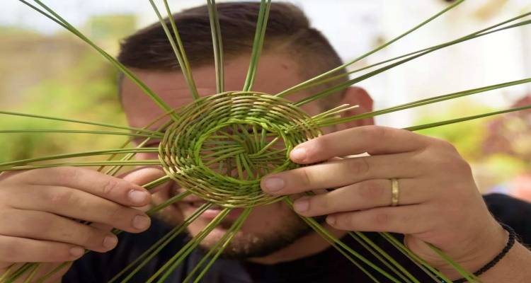 Ο λαογράφος που αναβιώνει την καλαθοπλεκτική τέχνη και τα τυριβόλια της Λήμνου