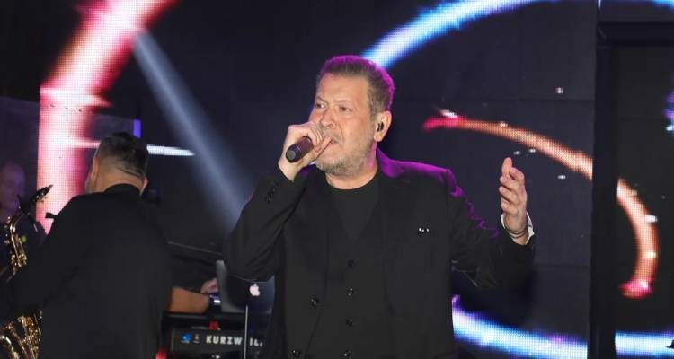 &Chi;ά&rho;&eta;&sigmaf; &Kappa;&omega;&sigma;&tau;ό&pi;&omicron;&upsilon;&lambda;&omicron;&sigmaf;: &Tau;&eta;&nu; &Tau;&rho;ί&tau;&eta; &eta; &kappa;&eta;&delta;&epsilon;ί&alpha; &tau;&omicron;&upsilon; &tau;&rho;&alpha;&gamma;&omicron;&upsilon;&delta;&iota;&sigma;&tau;ή | &Eta; &epsilon;&pi;&iota;&theta;&upsilon;&mu;ί&alpha; &tau;&eta;&sigmaf; &omicron;&iota;&kappa;&omicron;&gamma;έ&nu;&epsilon;&iota;ά&sigmaf; &tau;&omicron;&upsilon;