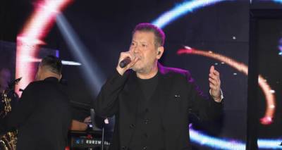 &Chi;ά&rho;&eta;&sigmaf; &Kappa;&omega;&sigma;&tau;ό&pi;&omicron;&upsilon;&lambda;&omicron;&sigmaf;: &Tau;&eta;&nu; &Tau;&rho;ί&tau;&eta; &eta; &kappa;&eta;&delta;&epsilon;ί&alpha; &tau;&omicron;&upsilon; &tau;&rho;&alpha;&gamma;&omicron;&upsilon;&delta;&iota;&sigma;&tau;ή | &Eta; &epsilon;&pi;&iota;&theta;&upsilon;&mu;ί&alpha; &tau;&eta;&sigmaf; &omicron;&iota;&kappa;&omicron;&gamma;έ&nu;&epsilon;&iota;ά&sigmaf; &tau;&omicron;&upsilon;