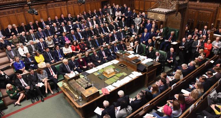 Brexit: &ldquo;&Omicron;&iota; &chi;&rho;ή&sigma;&iota;&mu;&omicron;&iota; &eta;&lambda;ί&theta;&iota;&omicron;&iota;&rdquo; &alpha;&nu;έ&tau;&rho;&epsilon;&psi;&alpha;&nu; &tau;&alpha; &sigma;&chi;έ&delta;&iota;&alpha; &tau;&omicron;&upsilon; &Mu;&pi;ό&rho;&iota;&sigmaf; &Tau;&zeta;ό&nu;&sigma;&omicron;&nu;