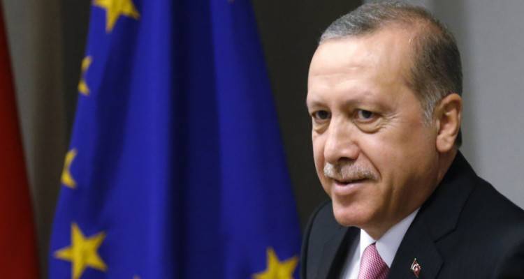 &Sigma;&epsilon; &delta;&iota;&pi;&lambda;&omega;&mu;&alpha;&tau;&iota;&kappa;ό &tau;&epsilon;ί&chi;&omicron;&sigmaf; &pi;έ&phi;&tau;&epsilon;&iota; &eta; &sigma;&upsilon;&mu;&phi;&omega;&nu;ί&alpha; &Tau;&omicron;&upsilon;&rho;&kappa;ί&alpha;&sigmaf;-&Lambda;&iota;&beta;ύ&eta;&sigmaf; | &Sigma;&tau;ή&rho;&iota;&xi;&eta; &sigma;&epsilon; &Alpha;&theta;ή&nu;&alpha;, &alpha;&pi;&omicron;&sigma;&tau;ά&sigma;&epsilon;&iota;&sigmaf; &alpha;&pi;ό &Epsilon;&rho;&nu;&tau;&omicron;&gamma;ά&nu;