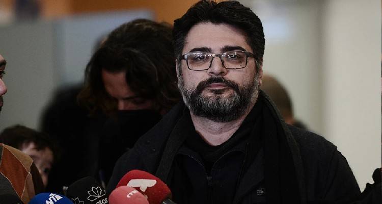 Έ&phi;&tau;&alpha;&sigma;&epsilon; &sigma;&tau;&eta;&nu; &Epsilon;&lambda;&lambda;ά&delta;&alpha; &omicron; &pi;&rho;ό&xi;&epsilon;&nu;&omicron;&sigmaf; &Alpha;&nu;&delta;&rho;&omicron;&upsilon;&lambda;ά&kappa;&eta;&sigmaf;: &laquo;&Omicron;&iota; &Rho;ώ&sigma;&omicron;&iota; &beta;&rho;ί&sigma;&kappa;&omicron;&nu;&tau;&alpha;&iota; &sigma;&epsilon; &alpha;&delta;&iota;έ&xi;&omicron;&delta;&omicron;, ό&sigma;&omicron; &sigma;&upsilon;&nu;&epsilon;&chi;ί&zeta;&epsilon;&tau;&alpha;&iota; &alpha;&upsilon;&tau;ό &chi;&tau;&upsilon;&pi;&iota;&omicron;ύ&nu;&tau;&alpha;&iota; ά&mu;&alpha;&chi;&omicron;&iota;&raquo;