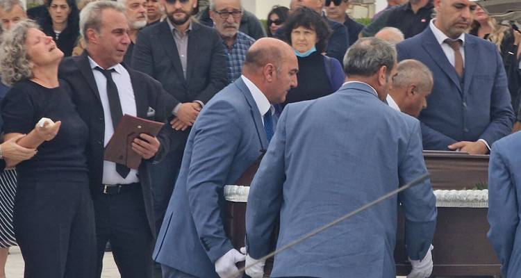 &Sigma;&upsilon;&gamma;&kappa;&lambda;ό&nu;&iota;&sigma;&epsilon; &eta; &mu;&eta;&tau;έ&rho;&alpha; &tau;&eta;&sigmaf; 40&chi;&rho;&omicron;&nu;&eta;&sigmaf; &pi;&omicron;&upsilon; &sigma;&kappa;&omicron;&tau;ώ&theta;&eta;&kappa;&epsilon; &sigma;&tau;&omicron; &tau;&rho;&omicron;&chi;&alpha;ί&omicron; &mu;&epsilon; &lambda;&epsilon;&omega;&phi;&omicron;&rho;&epsilon;ί&omicron; &tau;&omicron;&upsilon; &Omicron;&Alpha;&Sigma;&Theta;: &laquo;&Mu;&eta; &phi;&epsilon;ύ&gamma;&epsilon;&iota;&sigmaf; &alpha;&gamma;ά&pi;&eta; &mu;&omicron;&upsilon;, &gamma;ύ&rho;&nu;&alpha; &sigma;&pi;ί&tau;&iota;&raquo;