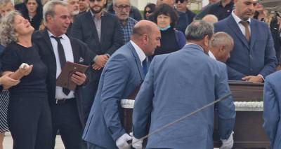 &Sigma;&upsilon;&gamma;&kappa;&lambda;ό&nu;&iota;&sigma;&epsilon; &eta; &mu;&eta;&tau;έ&rho;&alpha; &tau;&eta;&sigmaf; 40&chi;&rho;&omicron;&nu;&eta;&sigmaf; &pi;&omicron;&upsilon; &sigma;&kappa;&omicron;&tau;ώ&theta;&eta;&kappa;&epsilon; &sigma;&tau;&omicron; &tau;&rho;&omicron;&chi;&alpha;ί&omicron; &mu;&epsilon; &lambda;&epsilon;&omega;&phi;&omicron;&rho;&epsilon;ί&omicron; &tau;&omicron;&upsilon; &Omicron;&Alpha;&Sigma;&Theta;: &laquo;&Mu;&eta; &phi;&epsilon;ύ&gamma;&epsilon;&iota;&sigmaf; &alpha;&gamma;ά&pi;&eta; &mu;&omicron;&upsilon;, &gamma;ύ&rho;&nu;&alpha; &sigma;&pi;ί&tau;&iota;&raquo;