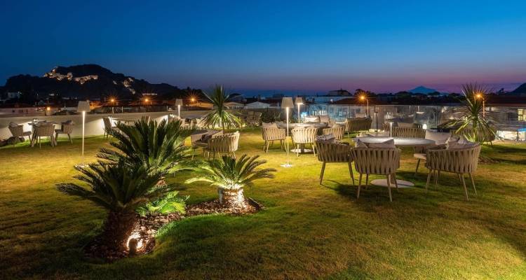 Grand Patelli &kappa;ά&theta;&epsilon; &mu;έ&rho;&alpha; &kappa;&alpha;&iota; &mu;&iota;&alpha; έ&kappa;&pi;&lambda;&eta;&xi;&eta; &sigma;&tau;&omicron; 180 roof top | &Kappa;ά&theta;&epsilon; &Tau;&epsilon;&tau;ά&rho;&tau;&eta; &alpha;&gamma;&alpha;&pi;&eta;&mu;έ&nu;&alpha; &epsilon;&lambda;&lambda;&eta;&nu;&iota;&kappa;ά &mu;&epsilon; &tau;&omicron;&nu; &Beta;&alpha;&lambda;ά&nu;&tau;&eta; &kappa;&alpha;&iota; &tau;&omicron;&nu; Ά&rho;&eta;