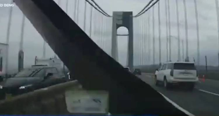 Νέα Υόρκη: Σανίδα έφυγε από φορτηγό και καρφώθηκε σε παρμπρίζ αυτοκινήτου